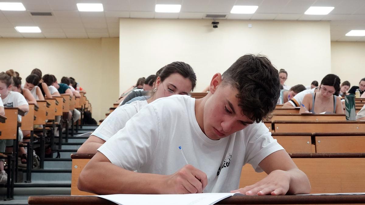 Estudiantes realizan la PEvAU en la Universidad de Málaga.