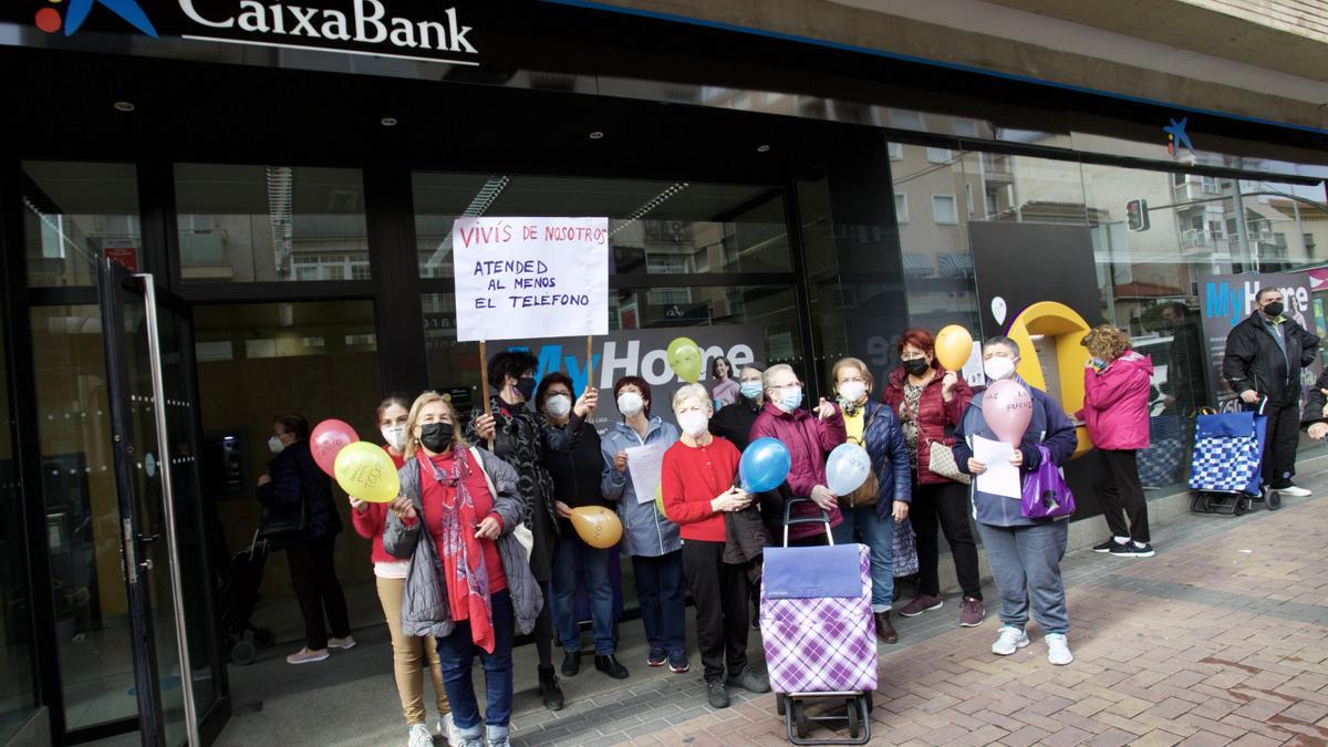 Los 'yayoflautas' frente a una sucursal bancaria este viernes en Espinardo, Murcia.