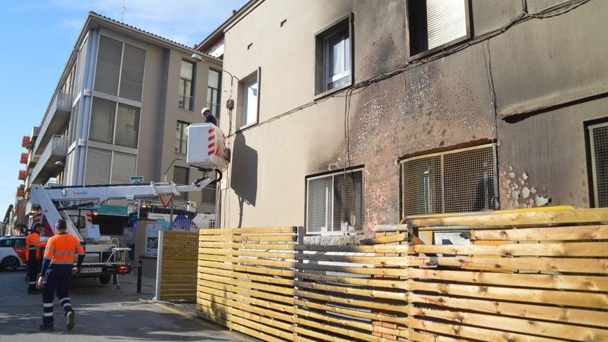 Un incendi de contenidors causa afectacions en un edifici de Figueres
