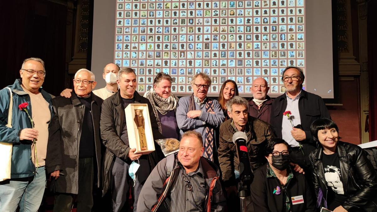 Participantes en el acto de reivindicación de las víctimas madrileñas del franquismo, en el ateneo de Madrid este sábado.