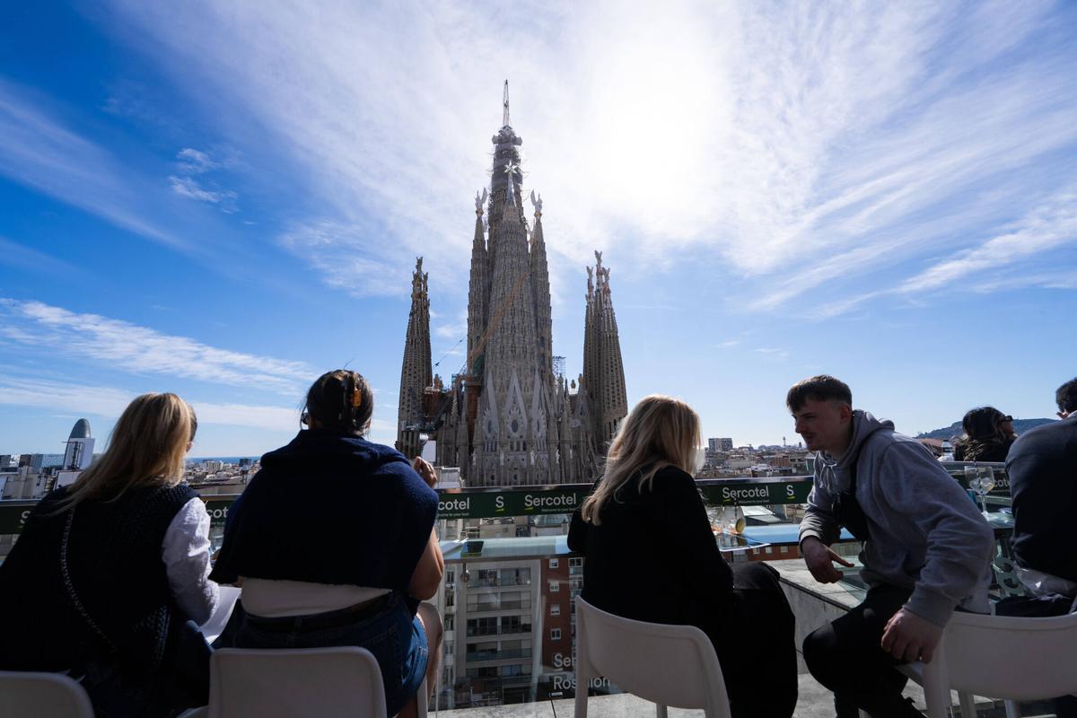 Barcelona. 20/02/2026 Cultura. Hotel Sercolet Rossellón, Culminación de la torre de Jesús de la Sagrada Familia desde lo mas alto del hospital de San Pau. Foto: Zowy Voeten / El Periódico.