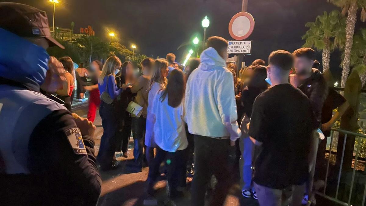 Los agentes en su intervención, anoche, en el aparcamiento frente al Parque Marítimo.