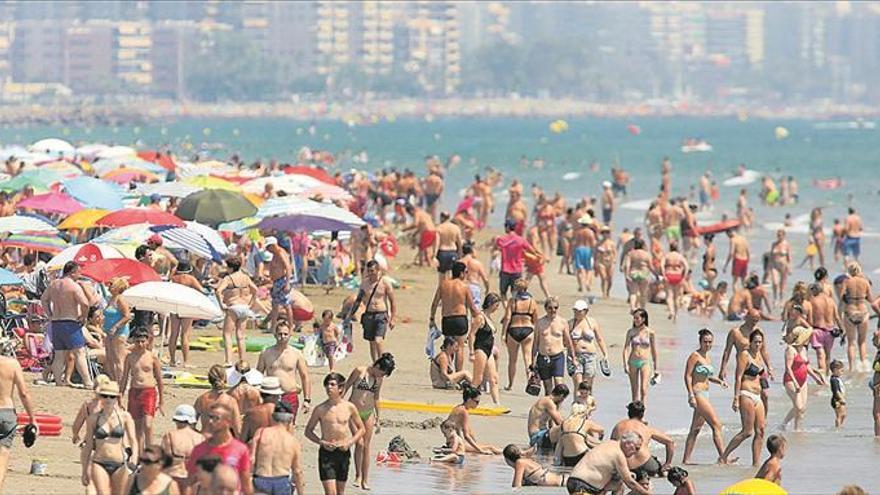 Castellón espera 140.000 turistas en septiembre con la costa al 70%