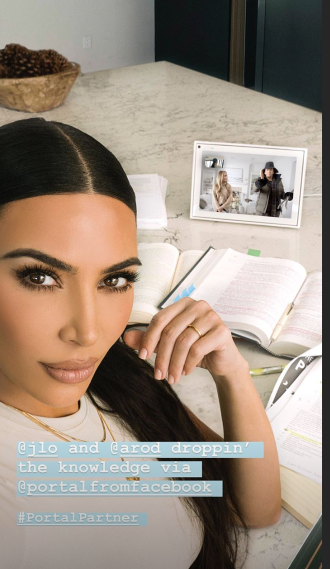 Kim Kardashian estudiando con Jennifer López en la distancia