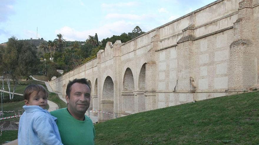 Javier Aguilar pasea hace unos días por los jardines delanteros del puente de los Once Ojos con su hijo Javier, de 16 meses.