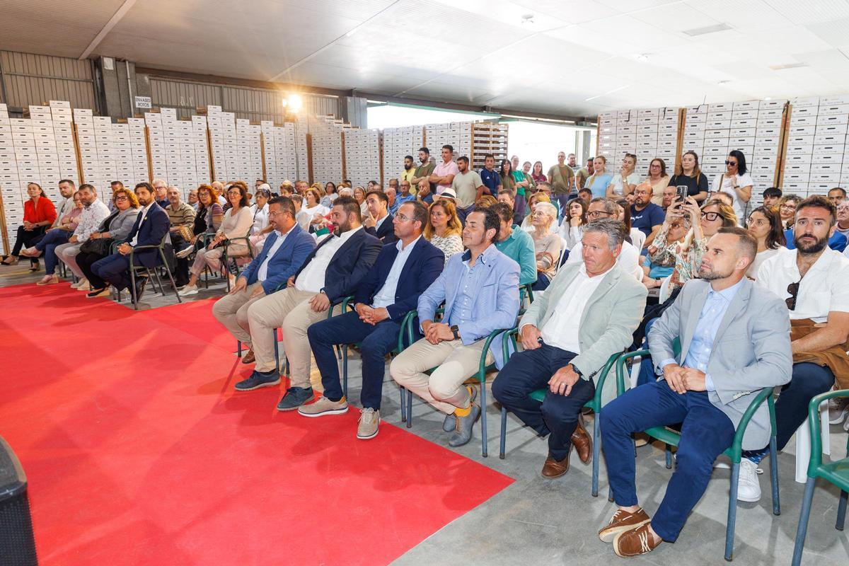 Asistentes a la subasta solidaria, celebrada en las instalaciones de la cooperativa.