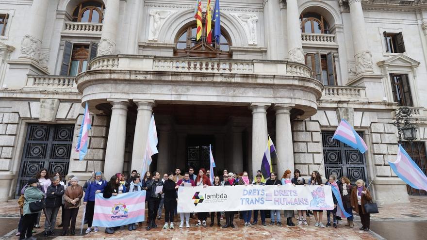 Lambda exige a Educación «medidas» contra la transfobia