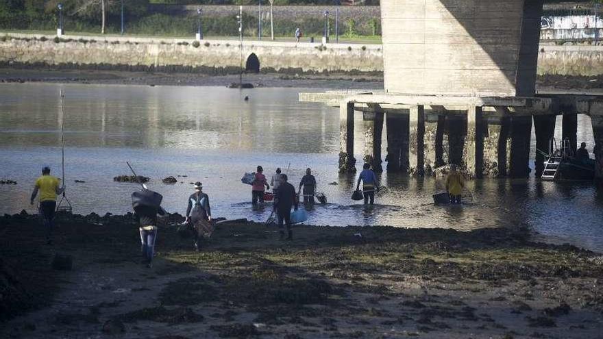 Mariscadores, en la ría de O Burgo.