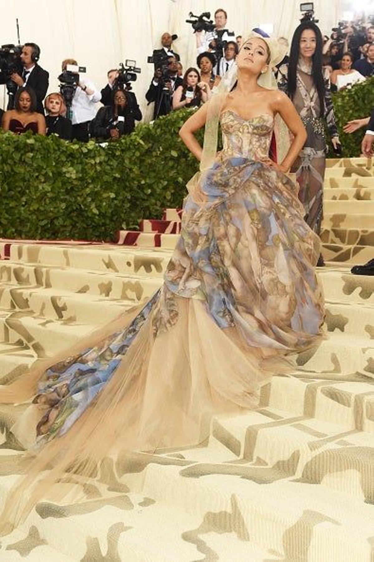 Ariana Grande luce su vestido en las escaleras del Met
