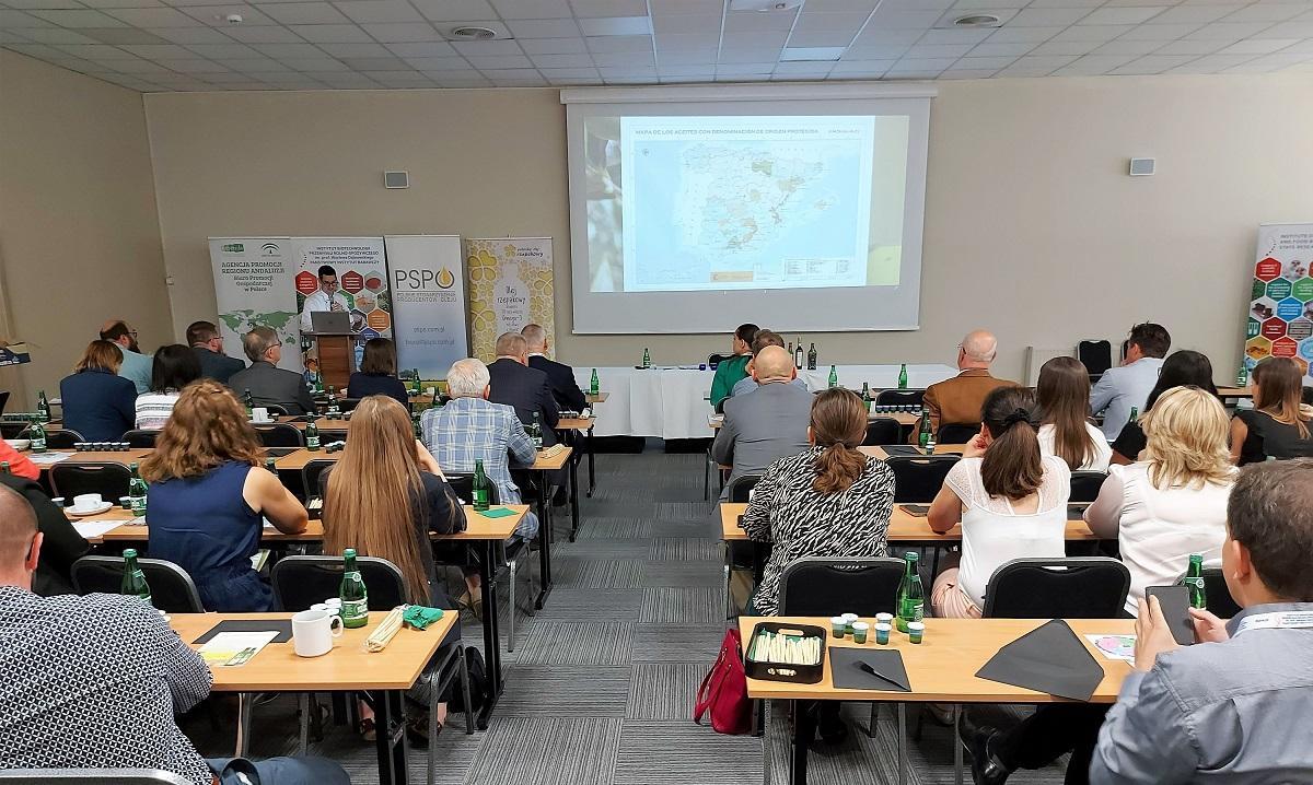 Cata de aceite en la Conferencia Internacional de Expertos Oleícolas celebrada en Falenty (Polonia).