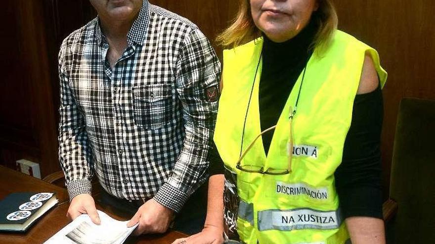 Enrique Araújo y Fina Iglesias, miembros de los sindicatos. // R. V.