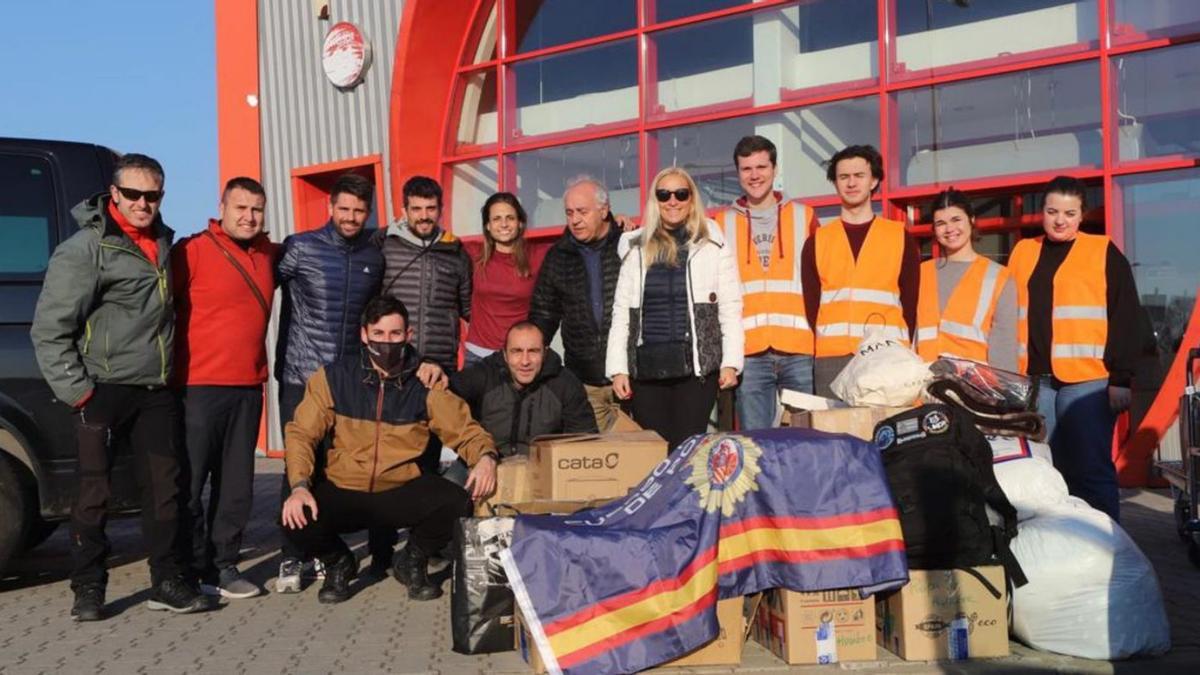 Voluntarios en Varsovia descargando la ayuda humanitaria. | LEVANTE-EMV