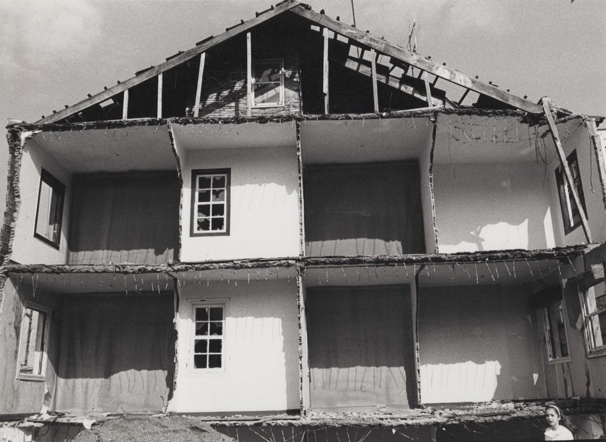 Estado de semidemolición en el que quedó una de las casas afectadas por la urbanización de Jenaro de la Fuente, en febrero de 1991. Estado de semidemolición en el que quedó una de las casas afectadas por la urbanización de Jenaro de la Fuente, en febrero de 1991.