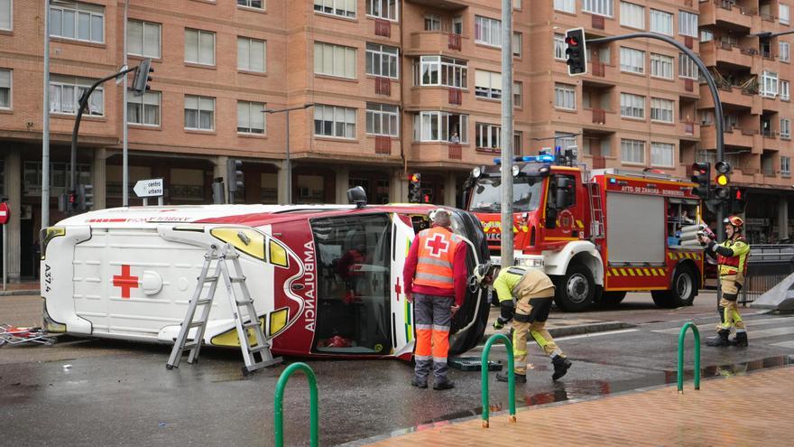 Dos heridos en el choque y posterior vuelco de una ambulancia en Tres Cruces de Zamora