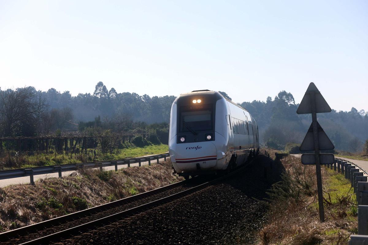 Un tren a la altura de Vilar, en el Concello de Valga.