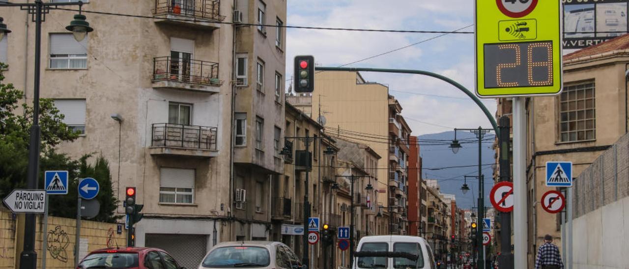 Esta pantalla, situada al inicio de Entenza, muestra la velocidad a la que circulan los vehículos por este tramo. JUANI RUZ