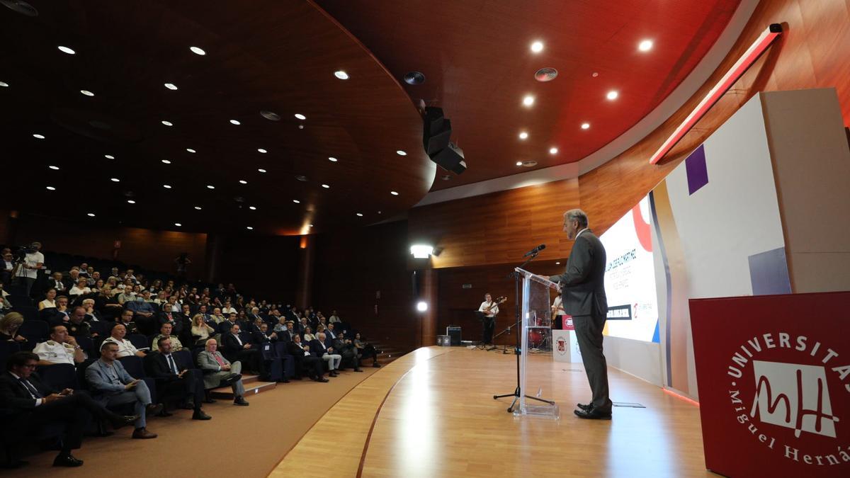 El rector de la UMH, Juanjo Ruiz, durante su discurso