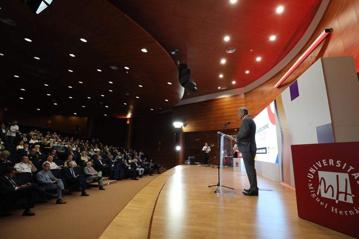 El rector de la UMH, Juanjo Ruiz, durante su discurso