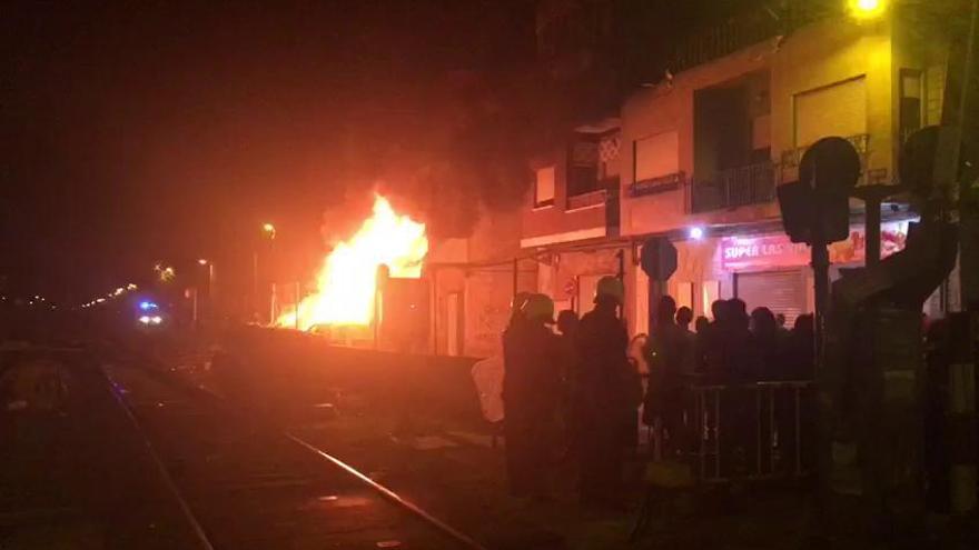 Queman un contenedor en las vías del tren de Santiago el Mayor