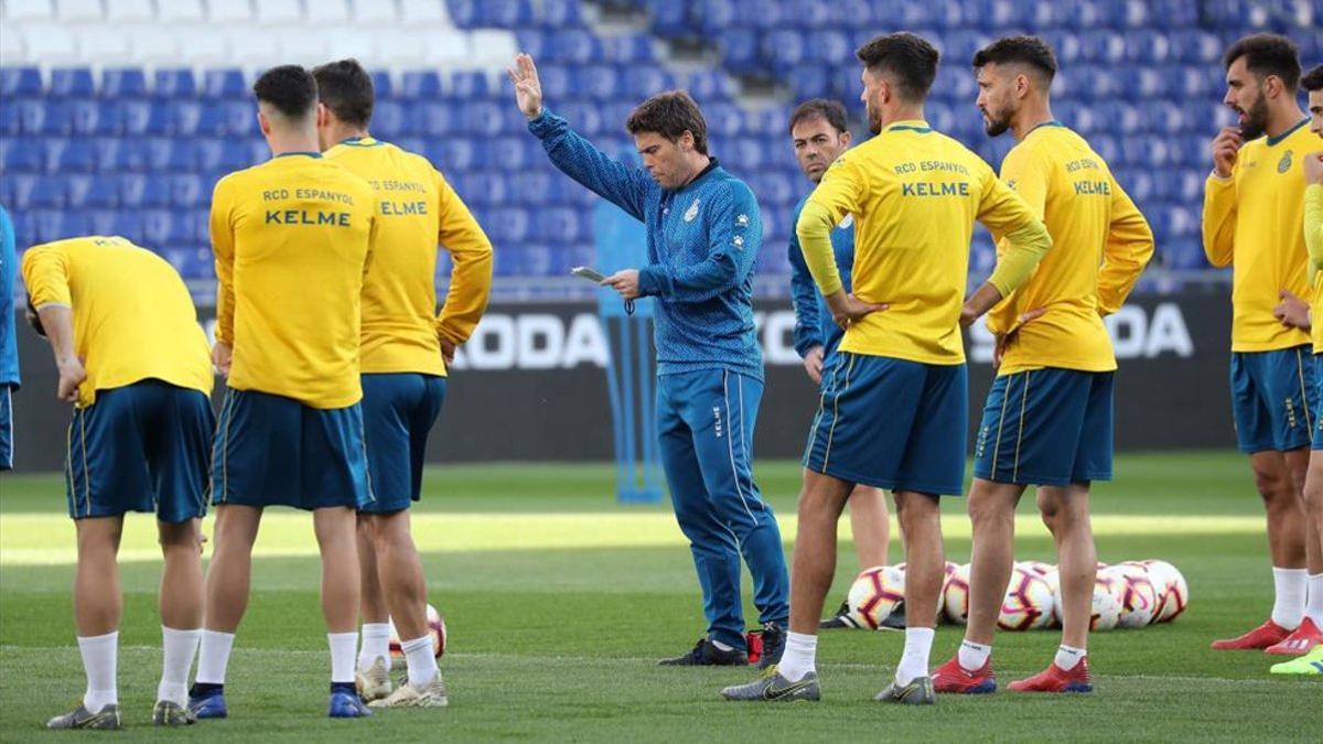 Rubi dirigiendo el entrenamiento