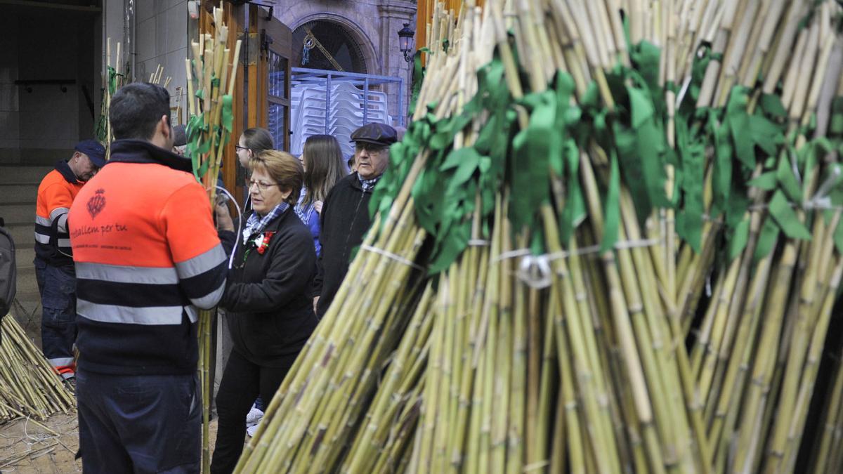 Reparto de cañas el día de a Romeria en Castelló.