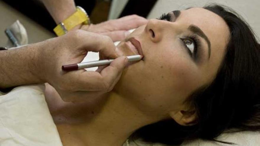 Una mujer se somete a una sesión de maquillaje.