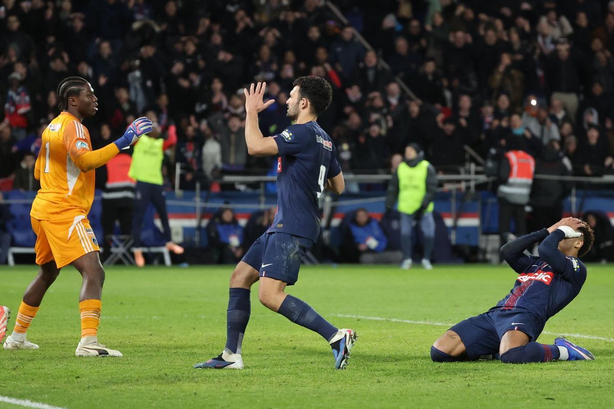 PARÍS (Francia), 01/12/2026.- Desire Doue (R) y Goncalo Matias Ramos (I) del Paris Saint Germain reaccionan junto al portero Obed Nkambadio (I) del Paris FC durante el partido de fútbol de la Copa de Francia entre el Paris Saint Germain PSG y el Paris FC en París, Francia, el 12 de enero de 2026. (Francia) EFE/EPA/CHRISTOPHE PETIT TESSON