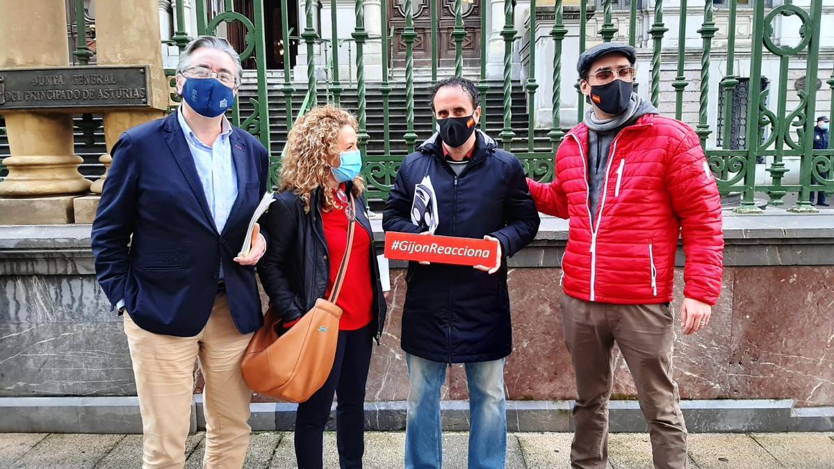 Teresa Mallada y Pablo González junto con los hosteleros de &quot;Gijón Reacciona&quot;