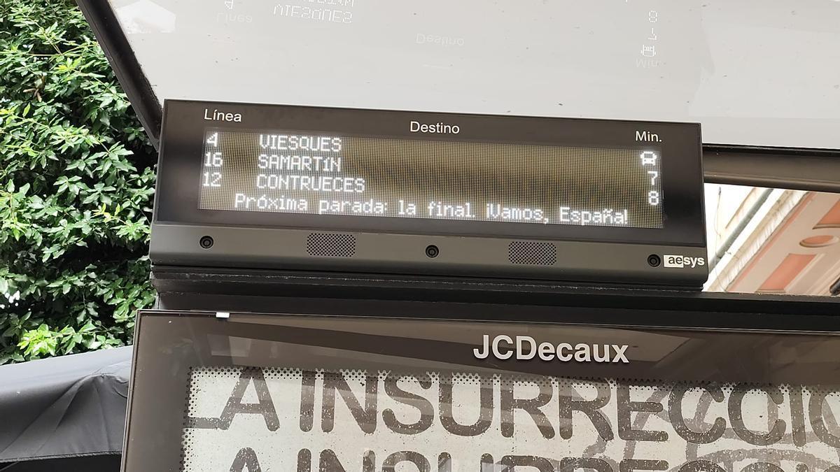 Uno de los carteles informativos de Emtusa con el mensaje mundialista.