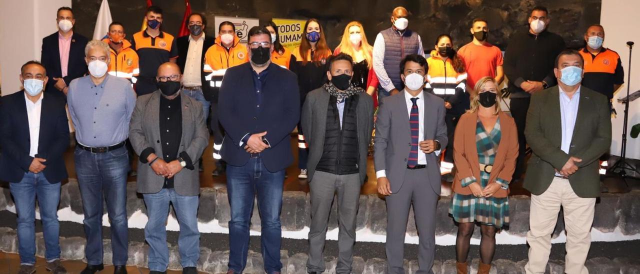 Autoridades políticas -en primer término- y representantes de los grupos de Protección Civil de Lanzarote, en la foto de grupo del acto. | | CABILDO DE LANZAROTE