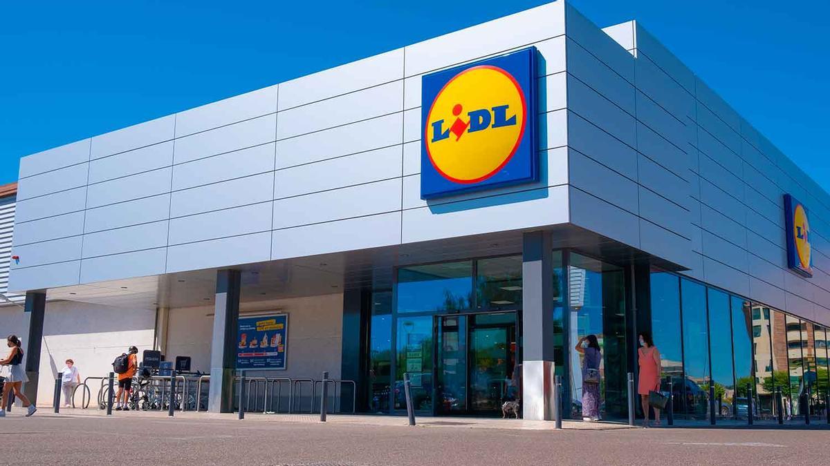 Aterriza en Lidl la escoba eléctrica low cost 3 en 1 que deja todas las superficies perfectas sin tener que barrer: aspira, lava y seca