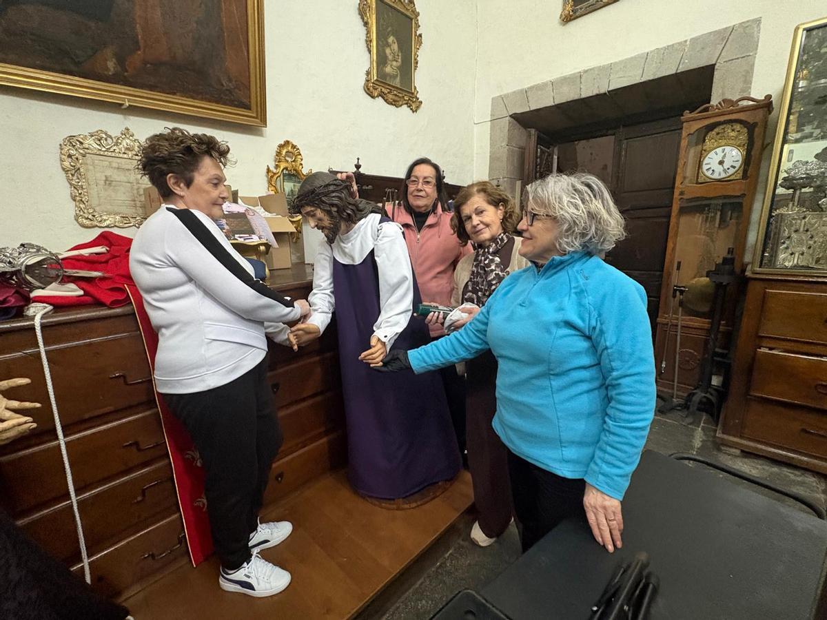 Por la izquierda, Carmen Fernández, Paquita Jiménez, Julia Uría y Natividad Herrero junto a Jesús Nazareno.