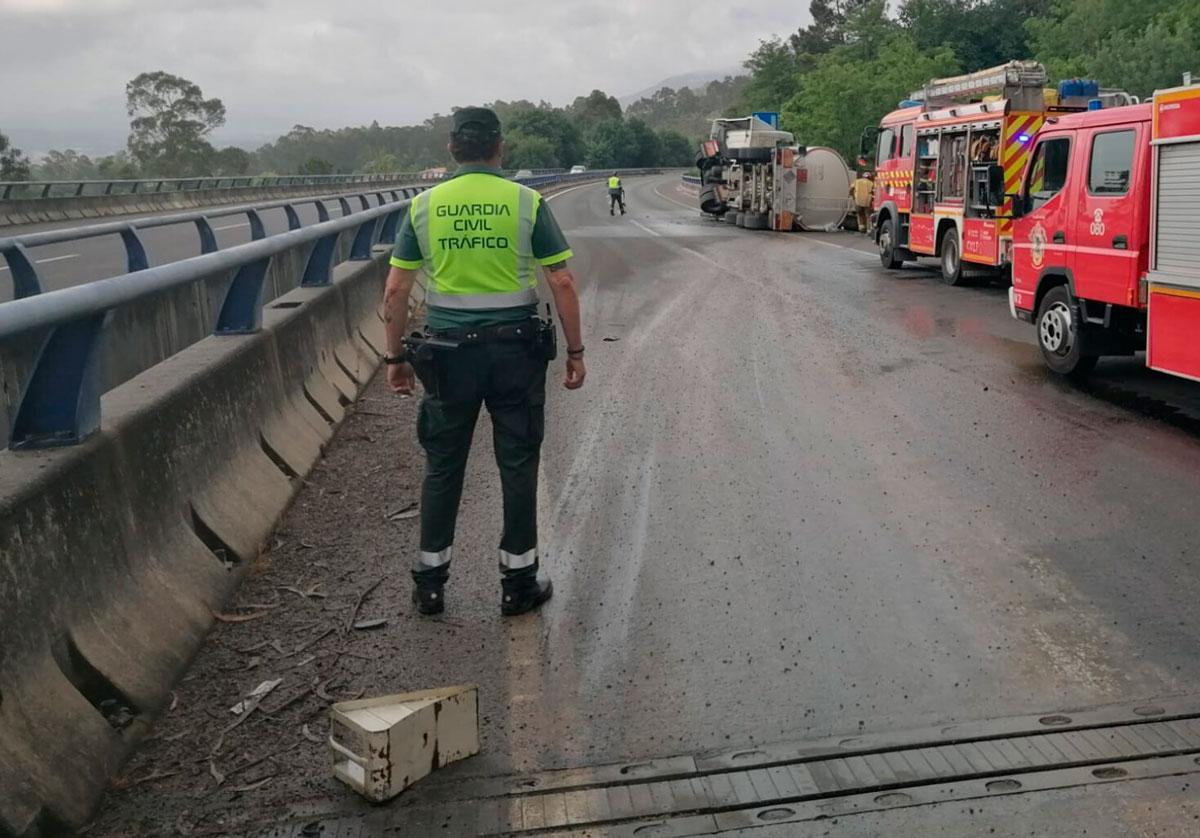 Estado en el que quedó el asfalto tras el accidente.