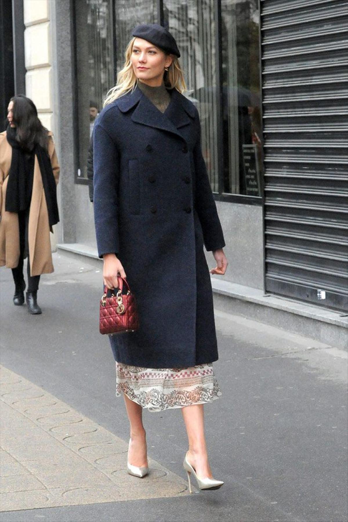 Karlie Kloss posa frente a la tienda de Dior en París