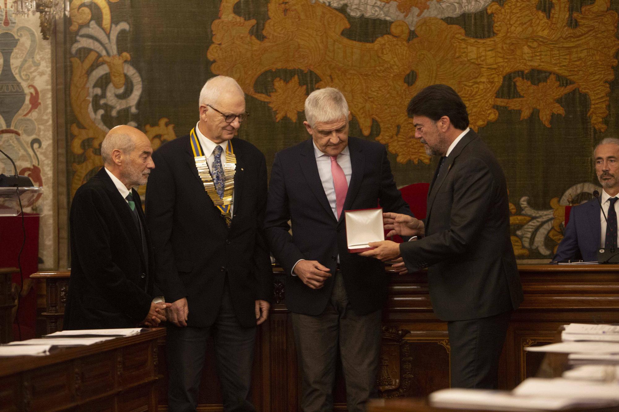 Balmis, la Policía Local, el IES Jorge Juan y la ciudadanía reciben la Medalla de Alicante