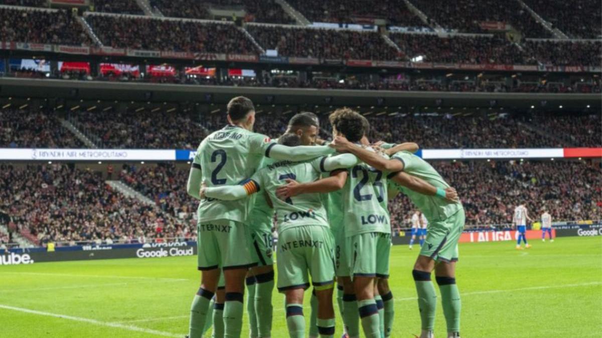Los jugadores del Levante celebrando el gol de Manu Sánchez ante el Atlético de Madrid