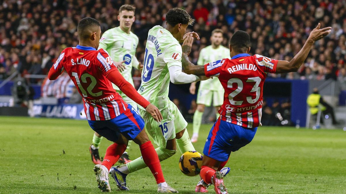 MADRID, 16/03/2025.- El delantero del FC Barcelona, Lamine Yamal (c), disputa el balón ante los jugadores del Atlético de Madrid, el mozambiqueño Reinildo Mandava (d) y el brasileño Samuel Lino, durante el encuentro correspondiente a la jornada 28 de Laliga EA Sports que disputan hoy domingo Atlético de Madrid y FC Barcelona en el estadio Metropolitano, en Madrid. EFE / J.J.Guillen