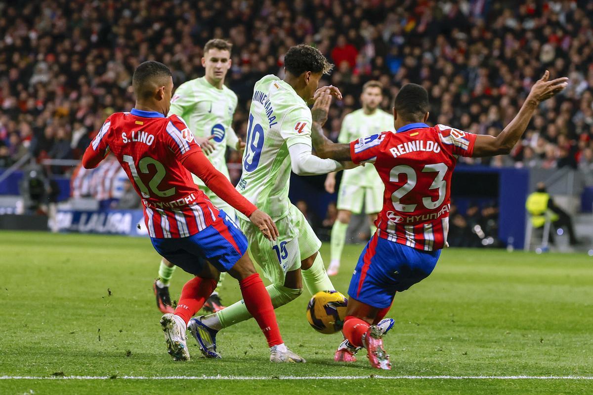 MADRID, 16/03/2025.- El delantero del FC Barcelona, Lamine Yamal (c), disputa el balón ante los jugadores del Atlético de Madrid, el mozambiqueño Reinildo Mandava (d) y el brasileño Samuel Lino, durante el encuentro correspondiente a la jornada 28 de Laliga EA Sports que disputan hoy domingo Atlético de Madrid y FC Barcelona en el estadio Metropolitano, en Madrid. EFE / J.J.Guillen