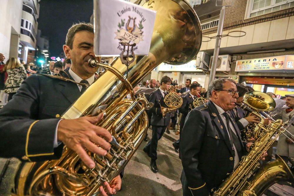 La Inmaculada Concepción protagoniza la tradicional procesión en Torrevieja.