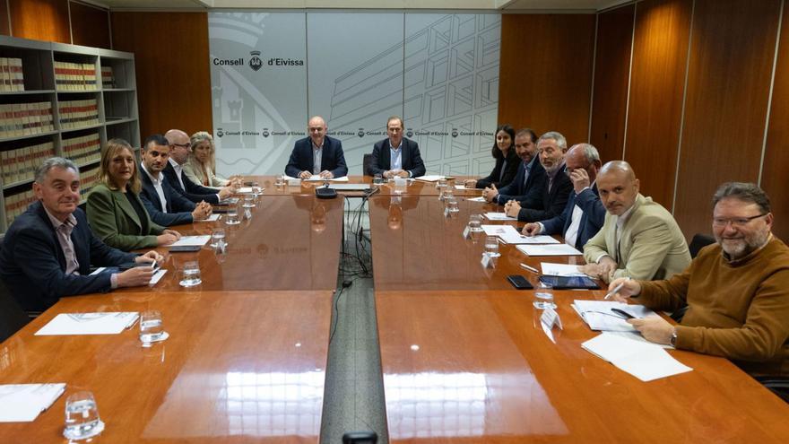 Vicent Marí y Juan Manuel Lafuente, este lunes, presiden la reunión de la comisión de seguimiento del agua. | VICENT MARÍ