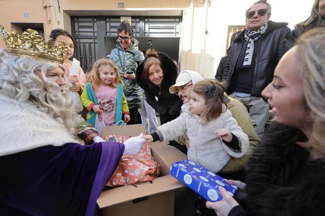 Los mejores momentos del reparto de los regalos de Reyes Magos a los niños en Vila-real