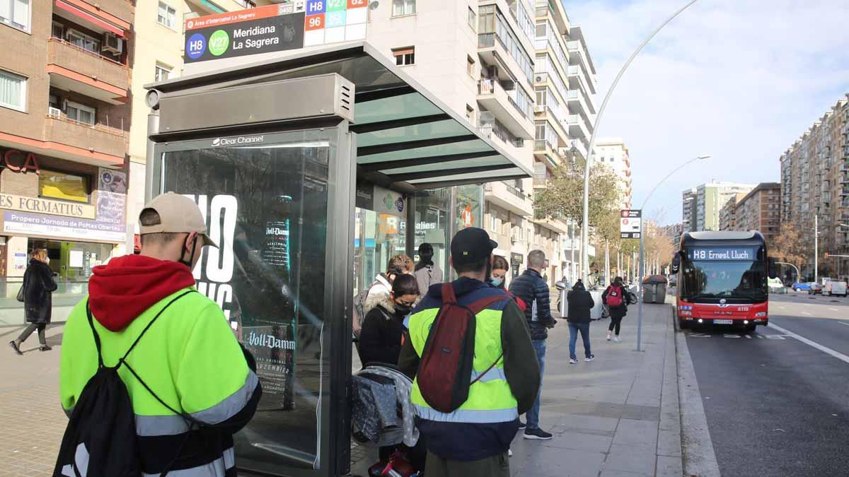 Pasajeros esperan un autobús en la Meridiana de Barcelona, durante la jornada de huelga de este transporte