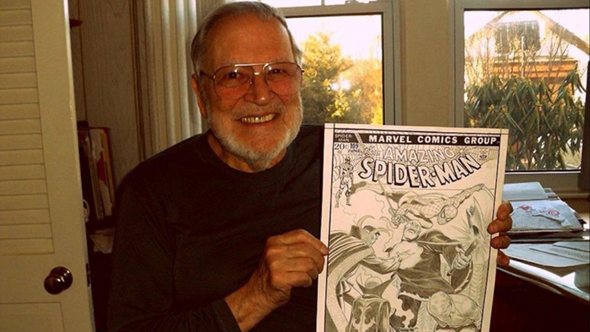 John Romita, con el boceto de una portada de ’Spiderman’.