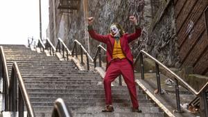 El Joker (Joaquin Phoenix) se pone el mundo por montera al ritmo de ’Rock’n’roll part 2’, de Gary Glitter, en un fotograma de la escena icónica de ’Joker’.