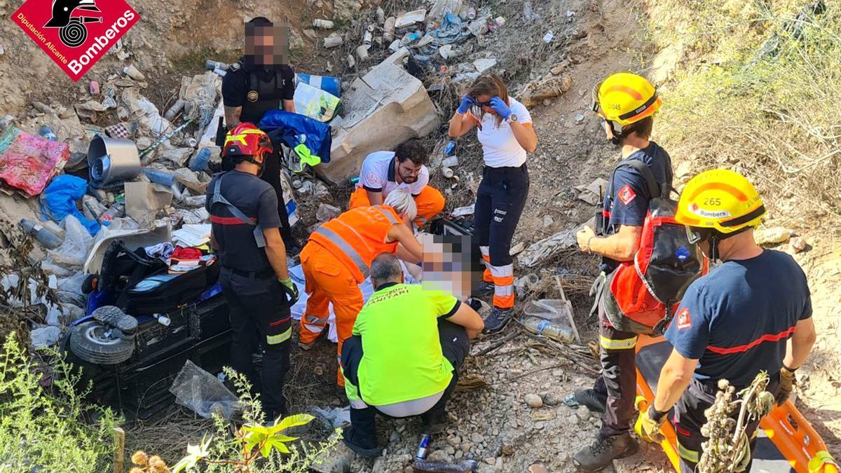 El momento del rescate de un hombre tras caer a un barranco en Benidorm.