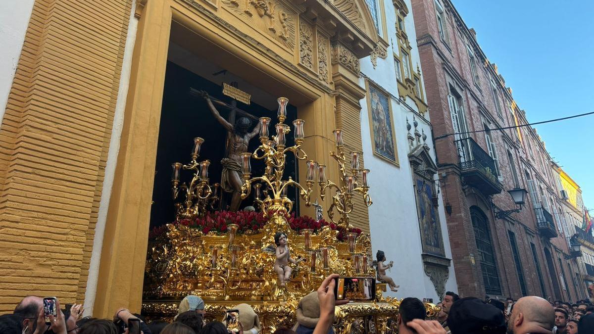 Vídeo | Sale el Cristo de las Almas desde el interior de la iglesia de los Jesuitas