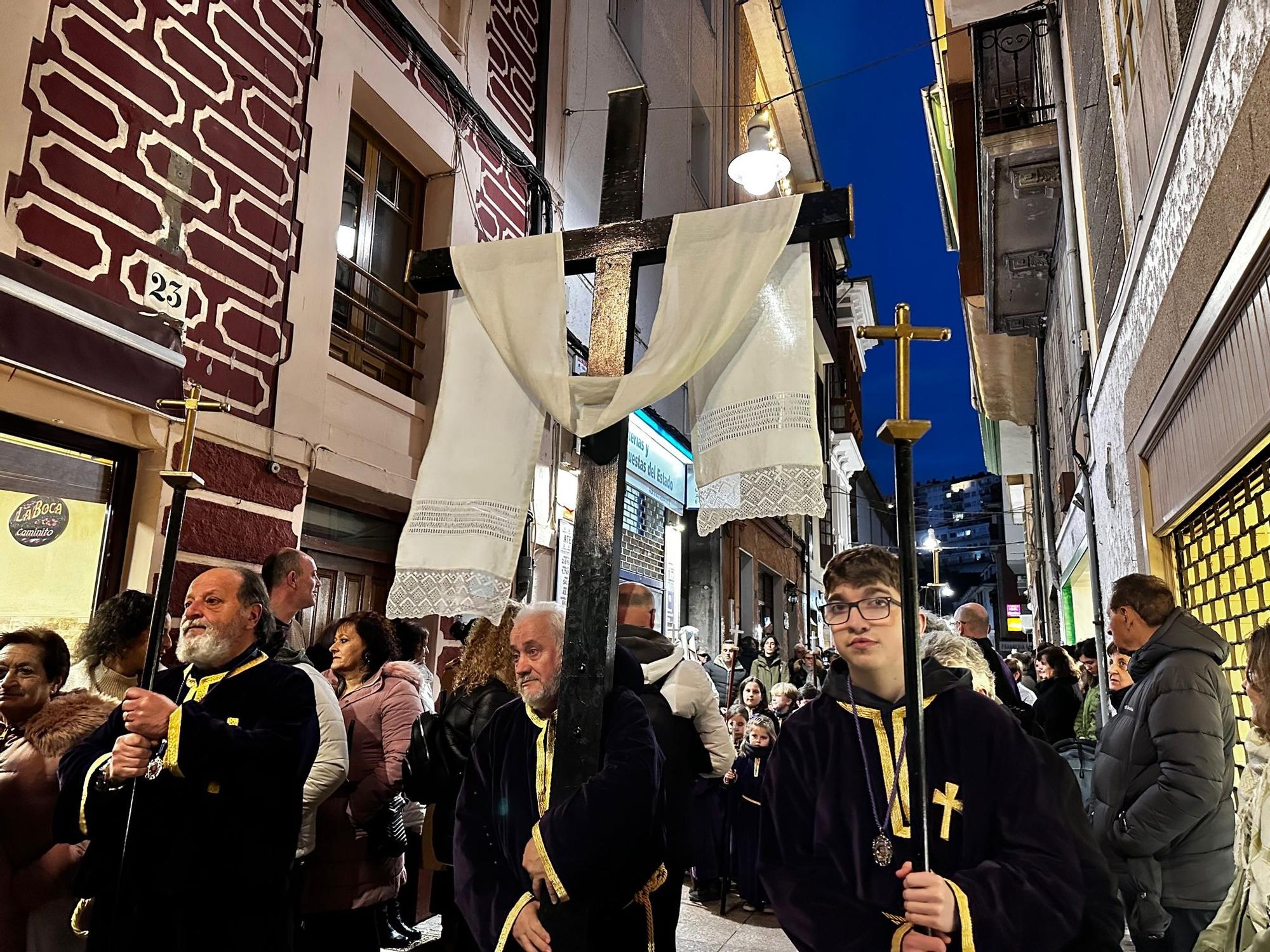 Las imágenes que dejó para el recuerdo la procesión del Santo Entierro de Luarca