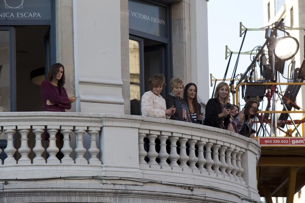 Ambiente en la calle durante la entrada a los premios y concentración antimonarquía