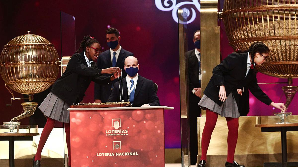 Un momento del sorteo en el Teatro Real de Madrid.