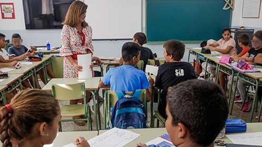 El Govern rebaja la exigencia de catalán e inglés a los profesores